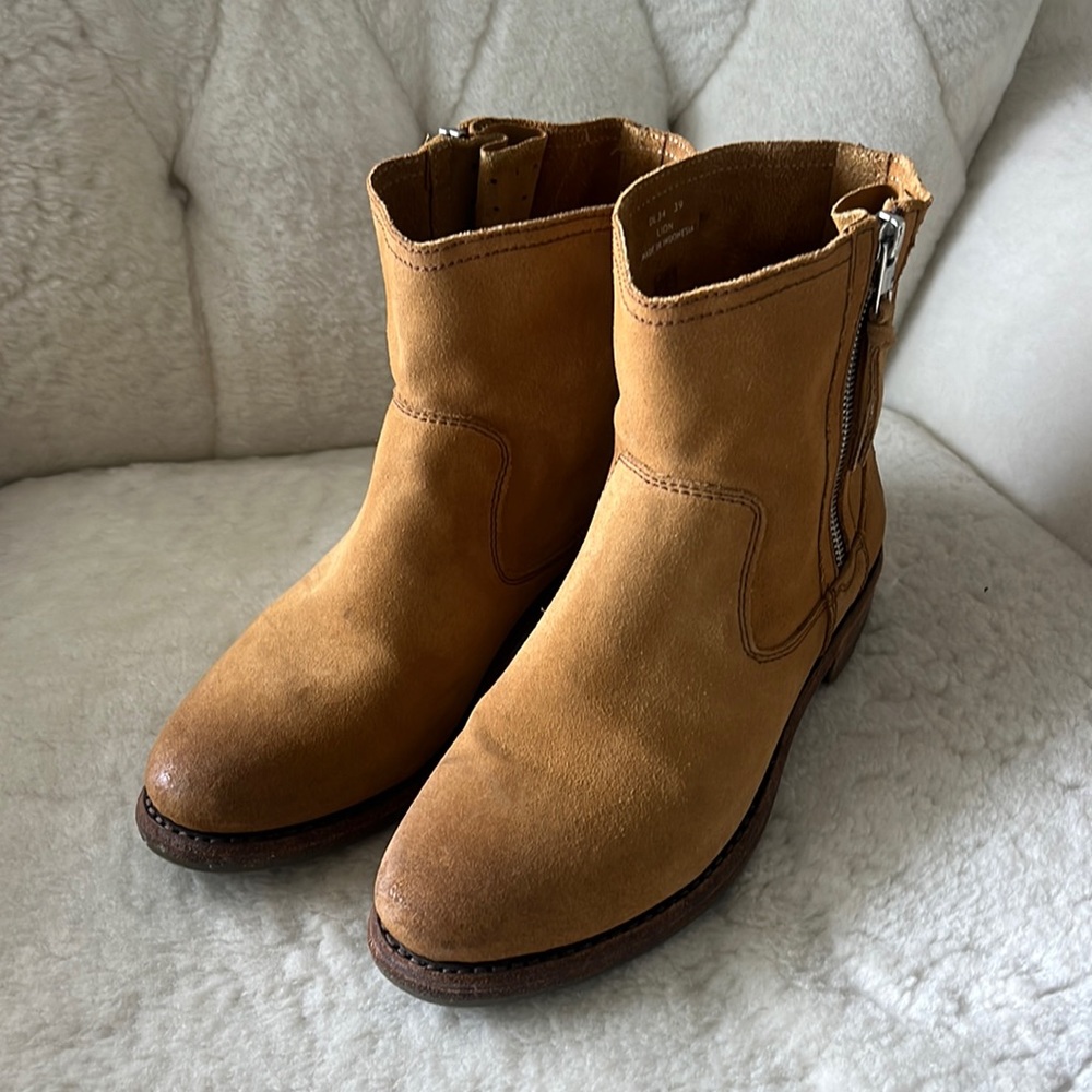NWOT Blackstone tan camel colored suede booties. Euro 39